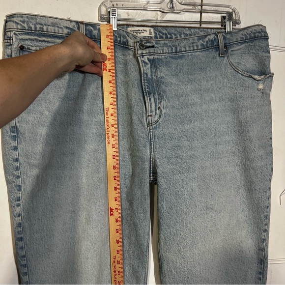 Abercrombie & Fitch The 90’s Relaxed High Rise Jeans Light Wash Size 37/24S NWT - Picture 6 of 10